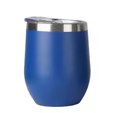 Blauer Becher mit silberfarbenem Rand und Deckel