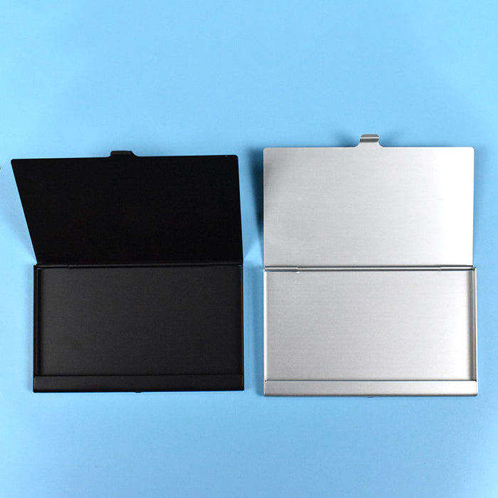 Metall-Visitenkartenetui, angebotene Abmessungen 93 × 60 × 5 mm. Ausführung Silber.
